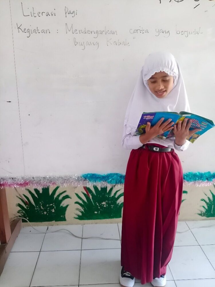 Salah seorang siswa SDN 06 Parit Antang tengah membacakan cerita didepan kelas dalam kegiatan literasi pagi di sekolah tersebut.