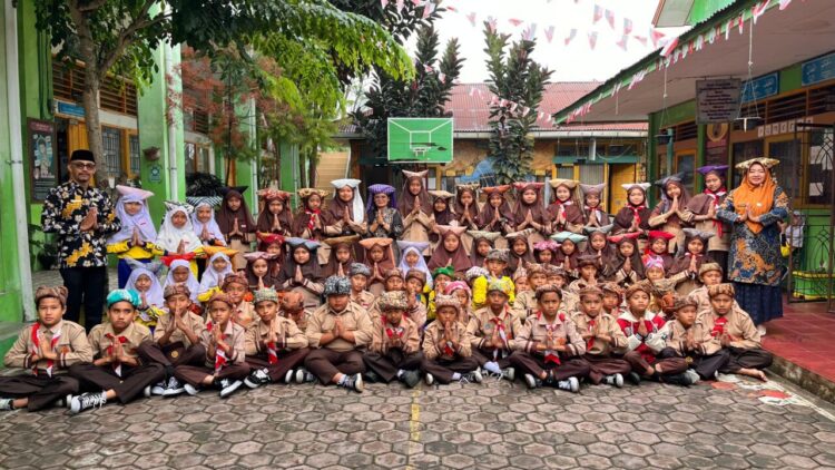 Kepala SDN 18 Tarok Dipo Elvy Gustina dan guru bersama siswa dalam kegiatan pengimbasan Workshop Bukittinggi Berbudaya Penutup Kepala Minangkabau Tikuluak dan Deta di sekolah tersebut baru-baru ini.