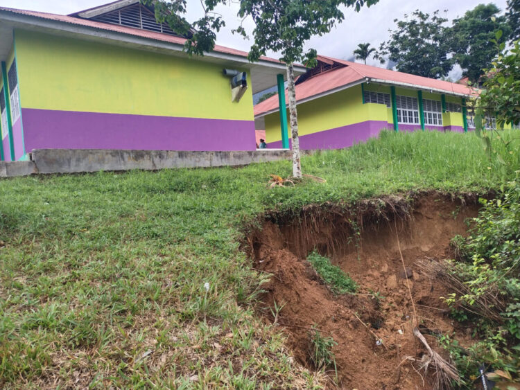 Tanah longsor terjadi di area sekitar SMA Negeri 2 Lubuk Sikaping, tepatnya di bagian yang berdekatan dengan ruang Laboratorium IPA. EKIE