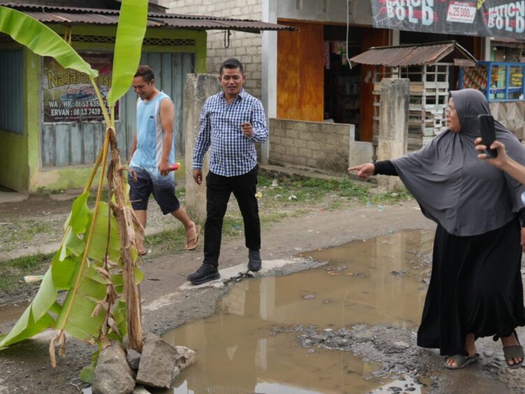 Bupati Solok, Jon Firman Pandu turun meninjau kondisi jalan penghubung Panyakalan - Muaro Paneh. IST