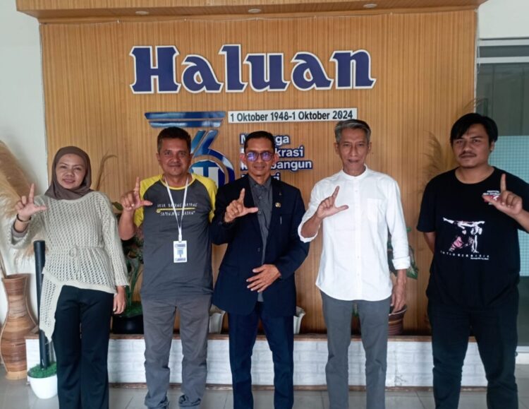 Kepala Balai Bahasa Sumbar, Rahmat Zainun dan jajaran bersama Pemimpin Umum Harian Haluan, Zul Effendi; Pemimpin Perusahaan Harian Haluan, Silvia Oktarice; Redaktur ABS-SBK, Kiki Nofrijum di Kantor Harian Haluan, Jumat (12/9) kemarin. IST