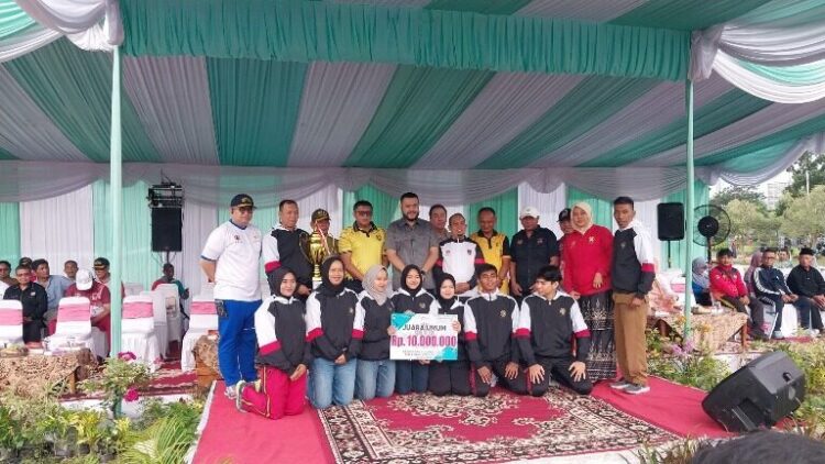 Wali Kota Padang Fadly Amran bersama dengan insan olahraga penerima penghargaan dari Pemko Padang. IST