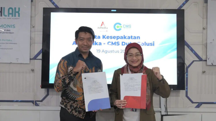 (kiri) Agung Dermawan CEO PT CMS Duta Solusi dan Direktur Utama AdMedika Dian Prambini (kanan) saat penandatanganan nota kesepakatan kolaborasi dalam pemanfaatan teknologi dalam peningkatan digitalisasi dan digitasi solusi layanan kesehatan di Jakarta, pada Selasa (19/8).
