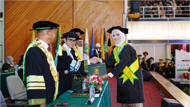 Universitas Andalas (UNAND) kembali mengukuhkan 1.528 wisudawan pada perhelatan wisuda di Auditorium UNAND, Sabtu (20/9). NURFATIMAH