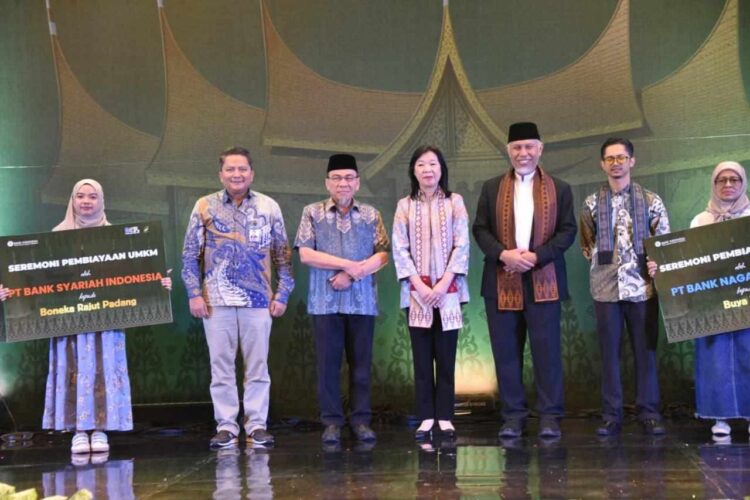 Wakil Wali Kota (Wawako) Padang Maigus Nasir didampingi Kepala Dinas Koperasi dan UKM Fauzan Ibnovi, menghadiri Closing Ceremony Sumbar Creative Ekonomi Festival (SCF) 2025, yang berlangsung di The ZHM Premier Hotel, Minggu (14/9). IST