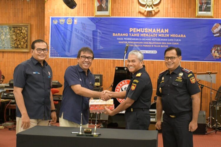 Kepala Kanwil DJBC Riau Parjiya, menyerahkan hasil penindakan Kantor Pengawasan dan Pelayanan Bea dan Cukai (KPPBC) Tipe Madya Pabean B Teluk Bayu kepada Plt. Direktur Utama PT Semen Padang Pri Gustari Akbar. Hasil penindakan berupa rokok ilegal itu diserahkan untuk dimusnahkan di Pabrik PT Semen Padang. IST
