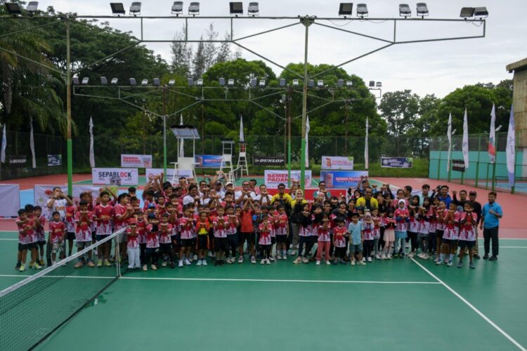 Sorak semangat para atlet muda dan dukungan keluarga yang hadir mengiringi dimulainya Kejuaraan Nasional (Kejurnas) Junior TDP Semen Padang Tennis Tournament 2025. IST