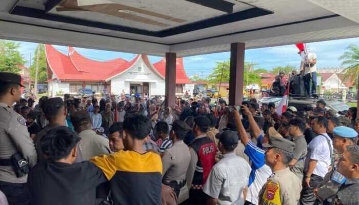 Aksi Memanas di DPRD Padang Pariaman, Warga Kapalo Hilalang Desak Penyelesaian Konflik Lahan Tarok City