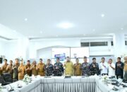 HUT ke-80 TNI, Pemko Padang dan Kodaeral II Gelar Aksi Bersih Sungai hingga Bagi Sembako