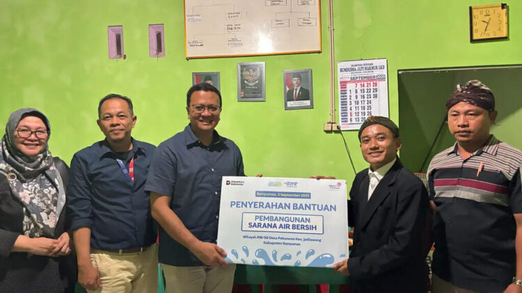 Penyerahan Bantuan Simbolis kepada Ketua Yayasan Dharma Putra Banokeling Ritam.