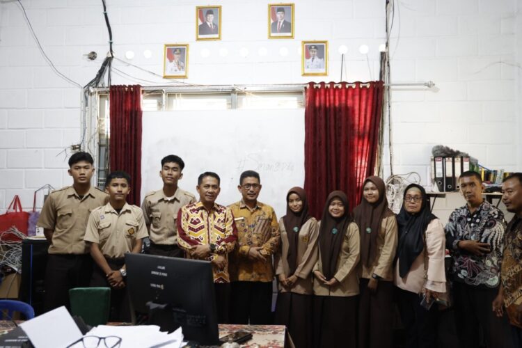 Kepala SMA Negeri 2 Padang, Nuragusman Eka Putra, bersama guru dan siswa saat menerima kunjungan Wakil Ketua DPRD Sumbar, Evi Yandri Rajo Budiman baru-baru ini. Kunjungan Evi Yandri ke sekolah ini dilaksanakan dalam rangka menyerahkan bantuan komputer dan meninjau pelaksanaan Makan Bergizi Gratis (MBG) di sekolah ini. IST