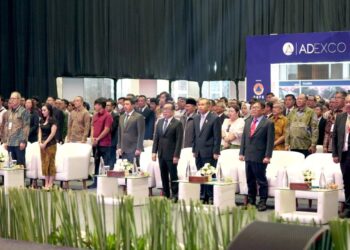 Kepala BNPB Letjen TNI Dr. Suharyanto, S.Sos., M.M., bersama Menteri Koordinator Bidang Pembangunan Manusia dan Kebudayaan (PMK) Prof. Dr. Pratikno beserta tamu undangan yang hadir tampak berdiri mendengarkan lagu kebangsaan Indonesia Raya, pada pembukaan  the 4th Asia Disaster Management & Civil Expo & Conference (ADEXCO) 2025, di Jiexpo Kemayoran, Jakarta, Rabu (10/9).