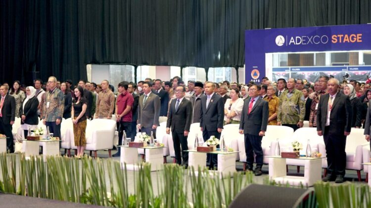 Kepala BNPB Letjen TNI Dr. Suharyanto, S.Sos., M.M., bersama Menteri Koordinator Bidang Pembangunan Manusia dan Kebudayaan (PMK) Prof. Dr. Pratikno beserta tamu undangan yang hadir tampak berdiri mendengarkan lagu kebangsaan Indonesia Raya, pada pembukaan  the 4th Asia Disaster Management & Civil Expo & Conference (ADEXCO) 2025, di Jiexpo Kemayoran, Jakarta, Rabu (10/9).