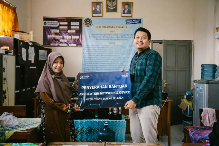 Penyerahan Bantuan Application Network & Device dari Witel Yogya Jateng Selatan kepada Sekolah Luar Biasa (SLB).