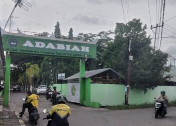 Gerbang masuk Adabiah