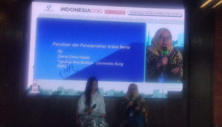 Dekan Fakultas Ilmu Budaya Universitas Bung Hatta, Diana Chitra Hasan, salah seorang narasumber pada Indonesia.go.id Goes to Campus, saat tampil menyampaikan materinya, Selasa (30/9), di Satiga Coffee & Resto, Padang.  ATVIARNI