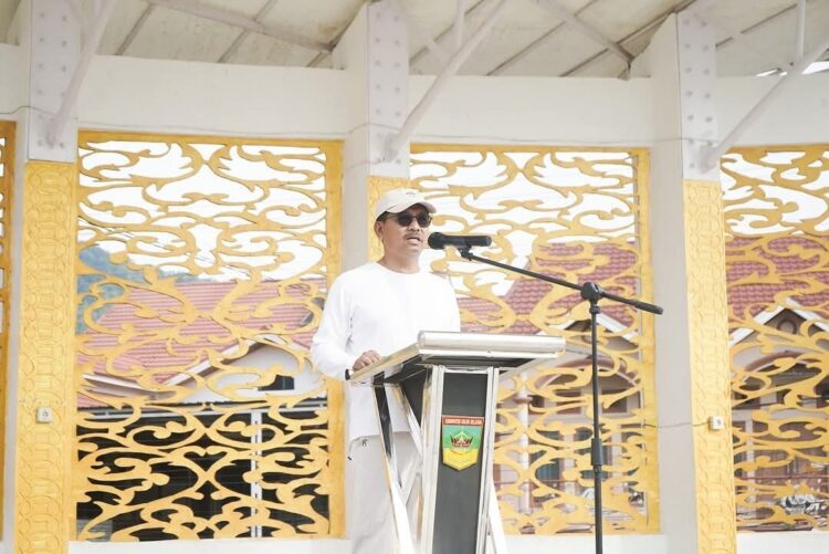 Bupati Solok Selatan, H. Khairunas, saat menghadiri Car Free Day (CFD) di Ruang Terbuka Hijau (RTH) Padang Aro, Minggu (7/9). ABDUL