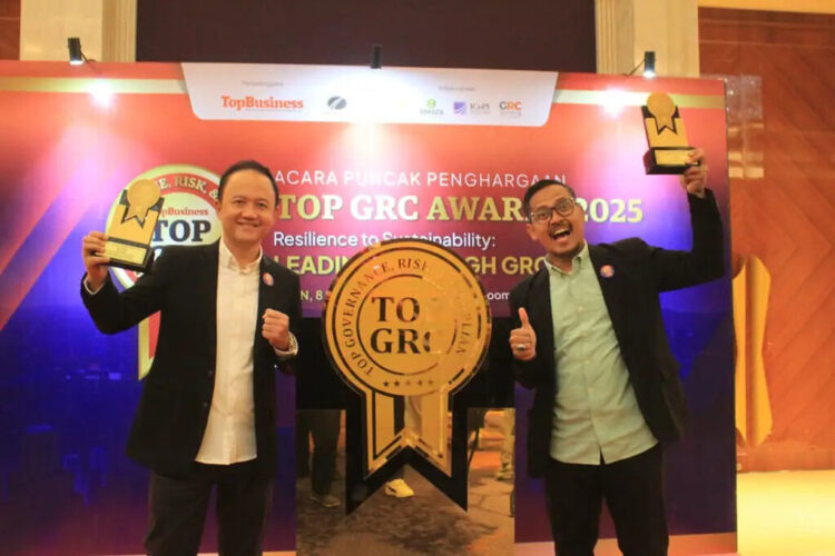 Direktur Utama TelkoMedika Dicky Anfiadi (kiri) dan GM Corporate Office & Digital TelkoMedia Ahmad Faishol (kanan) saat acara TOP GRC Awards 2025 di Hotel Raffles Jakarta pada Senin (11/8).