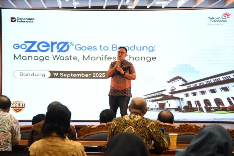 SVP Group Sustainability and Corporate Communication Telkom Ahmad Reza saat memberikan sambutan pada acara Roadshow GoZero% Goes to Bandung: Manage Waste, Manifest Change di Bandung pada (18/9).
