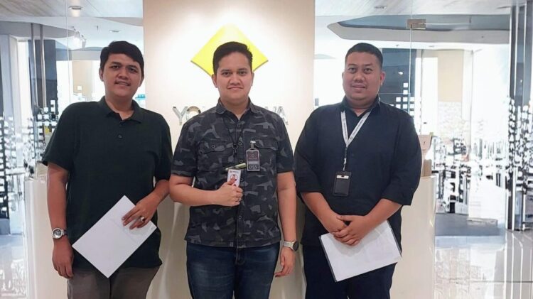 (kiri ke kanan) Account Manager Xooply by Metranet Tomi Putra Dwi Jans, Implementation Officer Xooply Metranet Fakhrul Bahri Ardiansyah, dan Technical Group Leader Yokogawa Theo Amudi saat Kunjungan kerja sama Xooply by Metranet ke Yokogawa Electric.