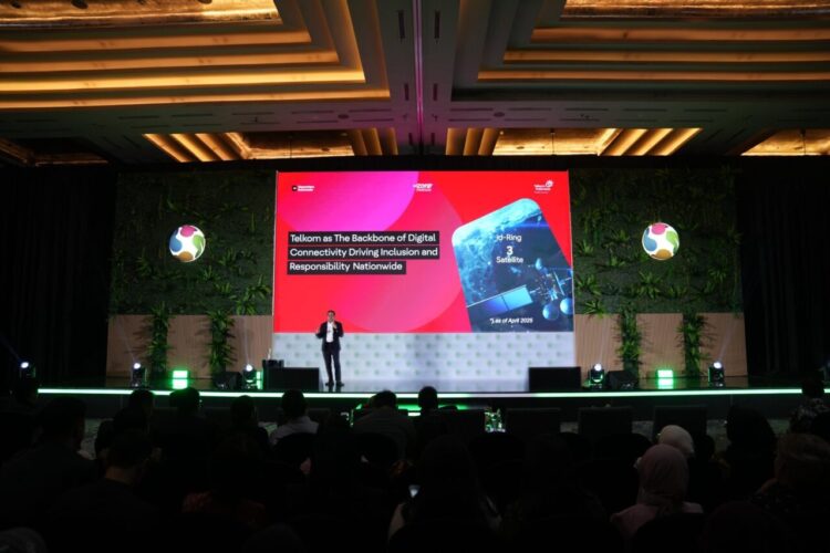 Wakil Direktur Utama Telkom Indonesia Muhammad Awaluddin saat menyampaikan paparan pada acara Katadata Sustainability Action for the Future Economy (SAFE) 2025 yang digelar pada Kamis (11/9).