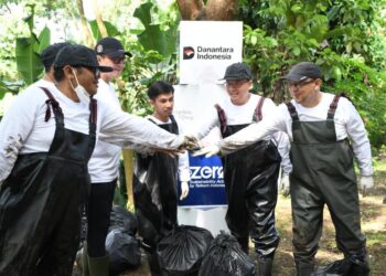 Telkom Gandeng Pandawara Dalam Aksi River Clean Up di Sungai Cioray Bandung