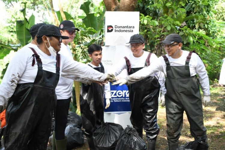 VP Sustainability Telkom Gunawan Wasisto dan Pandawara Group saat River Clean Up di Sungai Cioray, Bandung pada (20/9).