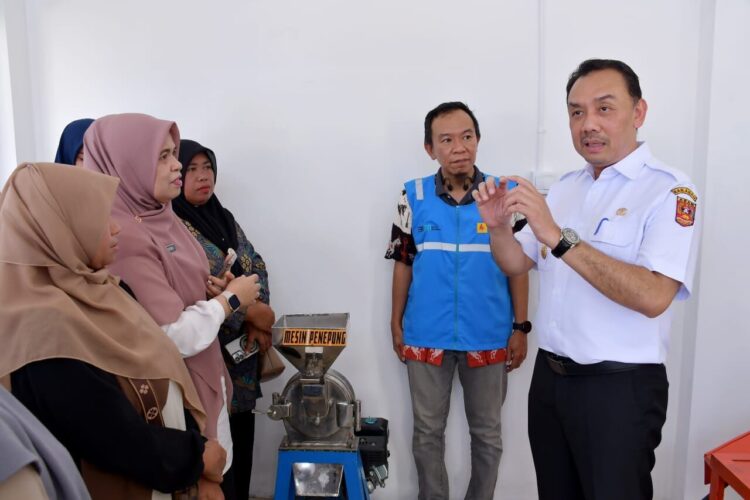 Serah terima bantuan alat pengolahan aren dari PT PLN Persero kepada Pemerintah Nagari Ampek Koto Palembayan, Rabu (8/10). IST