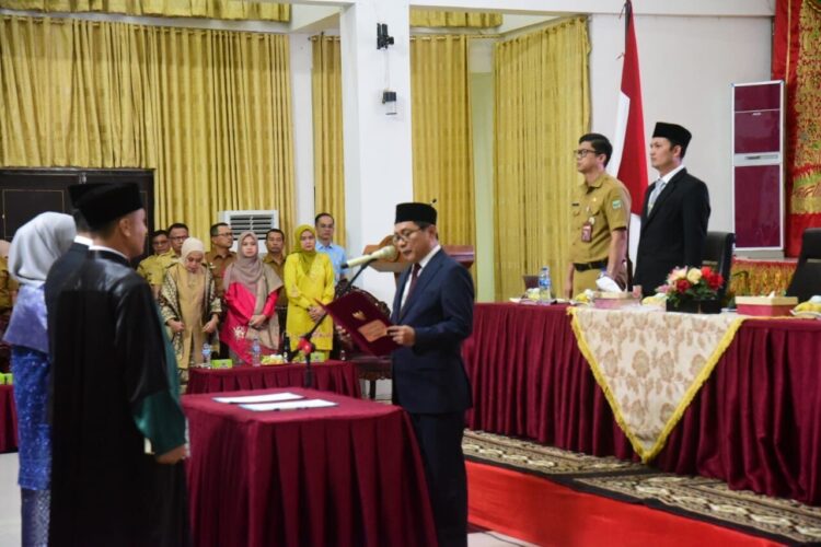 Bupati Padang Pariaman John Kenedy Azis kembali melaksanakan pelantikan dan pengambilan sumpah jabatan bagi pejabat administrator dan pejabat pengawas di lingkungan pemerintah daerah setempat di hall IKK Kabupaten Padang Pariaman. IST