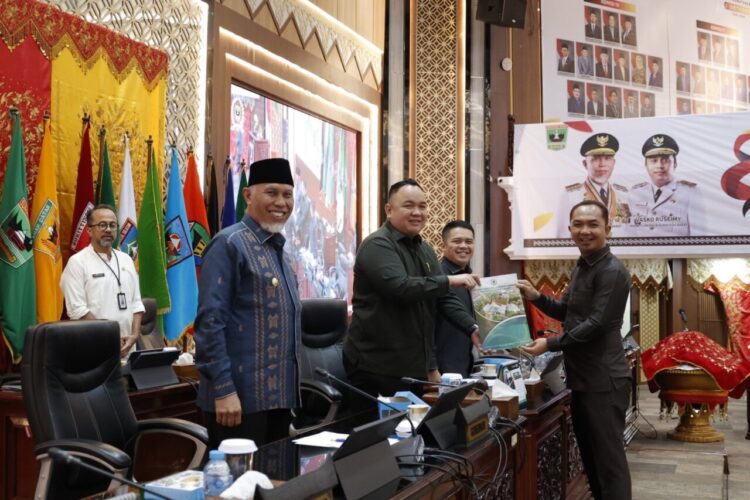 Juru bicara Fraksi Nasdem, Salamat Simamora menyampaikan pandangan umum fraksinya dalam rapat paripurna DPRD Sumbar, dengan agenda penyampaian pandangan umum Fraksi-Fraksi terhadap Ranperda APBD Provinsi Sumatera Barat  Tahun 2026. IST