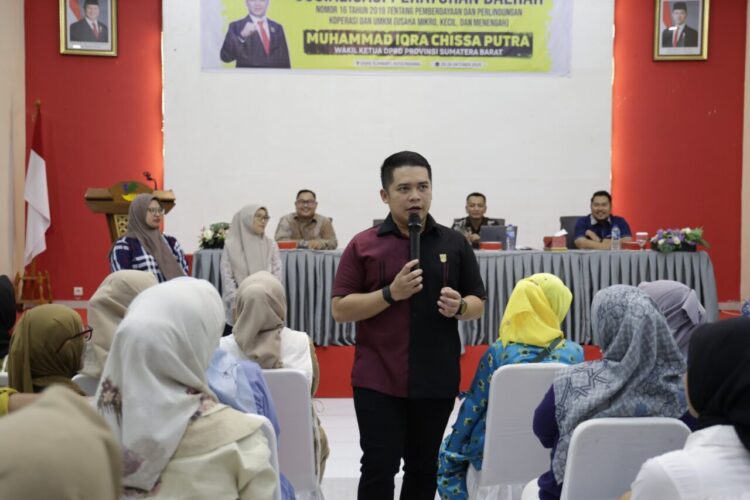 Wakil Ketua DPRD Sumbar, Iqra Chissa saat melaksanakan sosialisasi Peraturan Daerah (Perda) Nomor 16 Tahun 2019 tentang Pemberdayaan dan Perlindungan Koperasi dan Usaha Kecil di Kota Padang, Minggu (26/10). IST