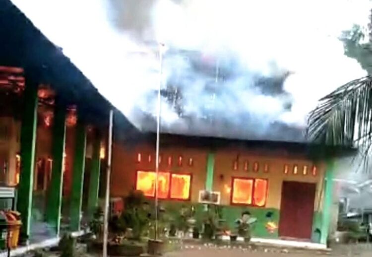 Kebakaran hebat melanda Sekolah Dasar Negeri (SDN) 30 V Koto Kampung Dalam, Padang Pariaman. IST