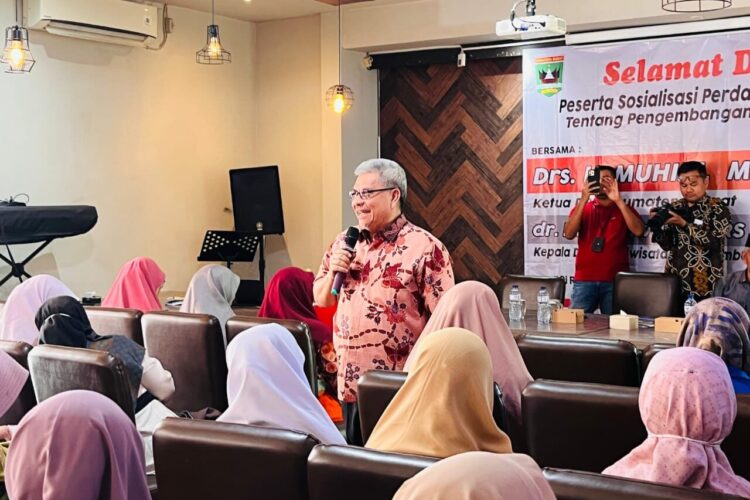 TEKS FOTO : SOSIALISASI PERDA – Ketua DPRD Sumatera Barat, Muhidi, melaksanakan Sosialisasi Peraturan Daerah (Sosper) Nomor 2 Tahun 2023 tentang Pengembangan Ekonomi Kreatif. IST