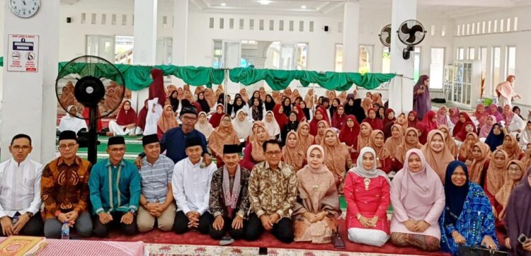 Bupati Padang Pariaman, John Kenedy Azis (JKA), secara resmi membuka kegiatan Badan Kontak Majelis Taklim (BKMT) Nagari III Koto Aurmalintang di Masjid Nurul Huda Batu Basa, Minggu (12/10). IST
