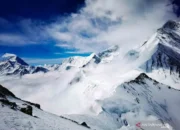 1.000 Turis Terjebak Badai Salju di Lereng Gunung Everest