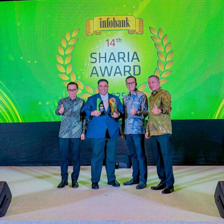 Direktur Kredit dan Syariah Bank Nagari, Hafid Dauli mewakili direksi menerima penghargaan untuk UUS Bank Nagari dalam ajang Infobank 14th Sharia Awards 2025 yang digelar Majalah Infobank di Shangri-La Hotel Jakarta, Kamis (2/10).DOK AFRIANITA