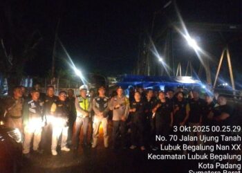 Satpol PP Padang bersama Dubalang dan Kepolisian Patroli di Kecamatan Lubeg