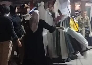 Satpol PP Padang Tertibkan PKL di  Badan Jalan Pasar Raya Barat