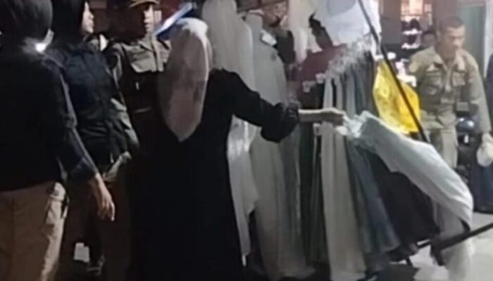 Satpol PP Padang Tertibkan PKL di  Badan Jalan Pasar Raya Barat