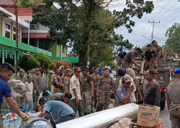 Berjualan di Atas Fasum, Satpol PP Tertibkan PKL di Kawasan Gunung Pangilun Padang