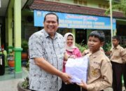 496 Siswa SMPN Kurang Mampu di Pariaman Dapat Seragam Sekolah Gratis