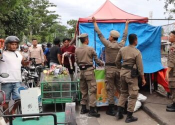 Berjualan di Badan Jalan PKL di Jalan Adinegoro Padang Ditertibkan