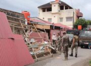 Satpol PP Padang Bongkar Bangunan Liar di Air Tawar Barat