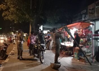 Berjualan di Trotoar dan Bahu Jalan, PKL di Jalan Jhoni Anwar dan Khatib Sulaiman Diterbitkan