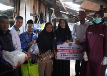 Wawako Allex Salurkan Bantuan Makanan dan Sandang untuk Lansia dan Disabilitas