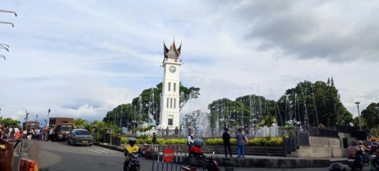 Sejumlah pengunjung berada di pelataran objek wisata Jam Gadang, Kota Bukittinggi, beberapa waktu yang lalu. Wisata merupakan salah satu “jualan” utama Sumbar untuk menggaet investasi masuk ke Ranah Minang. Dok. HALUAN