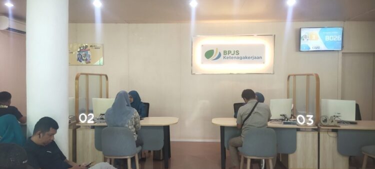 Suasana di Kantor BPJS Ketenagakerjaan Cabang Padang.  Pembayaran klaim sebesar Rp535,526 miliar hingga Agustus 2025.AFRIANITA