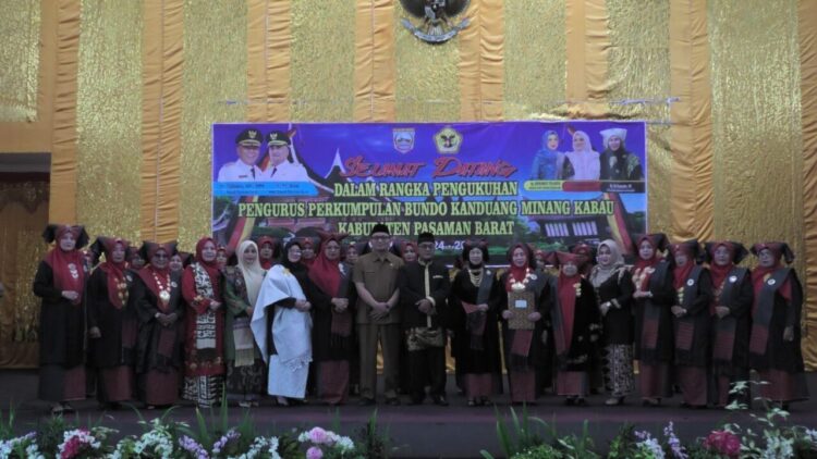 Bundo kandung Kabupaten Pasbar foto bersama dengan pimpinan daerah setempat. Osniwati