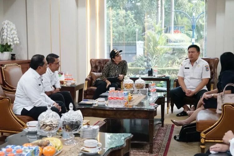 PEMBANGUNAN DAERAH -- Bupati perempuan pertama di Sumatera Barat (Sumbar), Annisa, mendatangi Kementerian Dalam Negeri (Kemendagri) di Jakarta, Kamis (16/10). Dalam kunjungan tersebut, Annisa menemui Sekretaris Jenderal Kemendagri, Tomsi Tohir, untuk membahas dua agenda penting yang diyakini dapat menjadi motor penggerak ekonomi daerah. IST/HUMAS