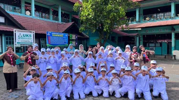 Pelantikan 38 dokter kecil yang digagas Puskesmas Andalas bekerja sama dengan SD Islam Budi Mulia Padang.Ipat